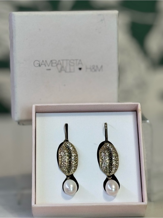 Giambattista Valli Jewelry - Giambattista Valli x H&M LIMITED EDITION  Pearl Drop Earrings x/Box